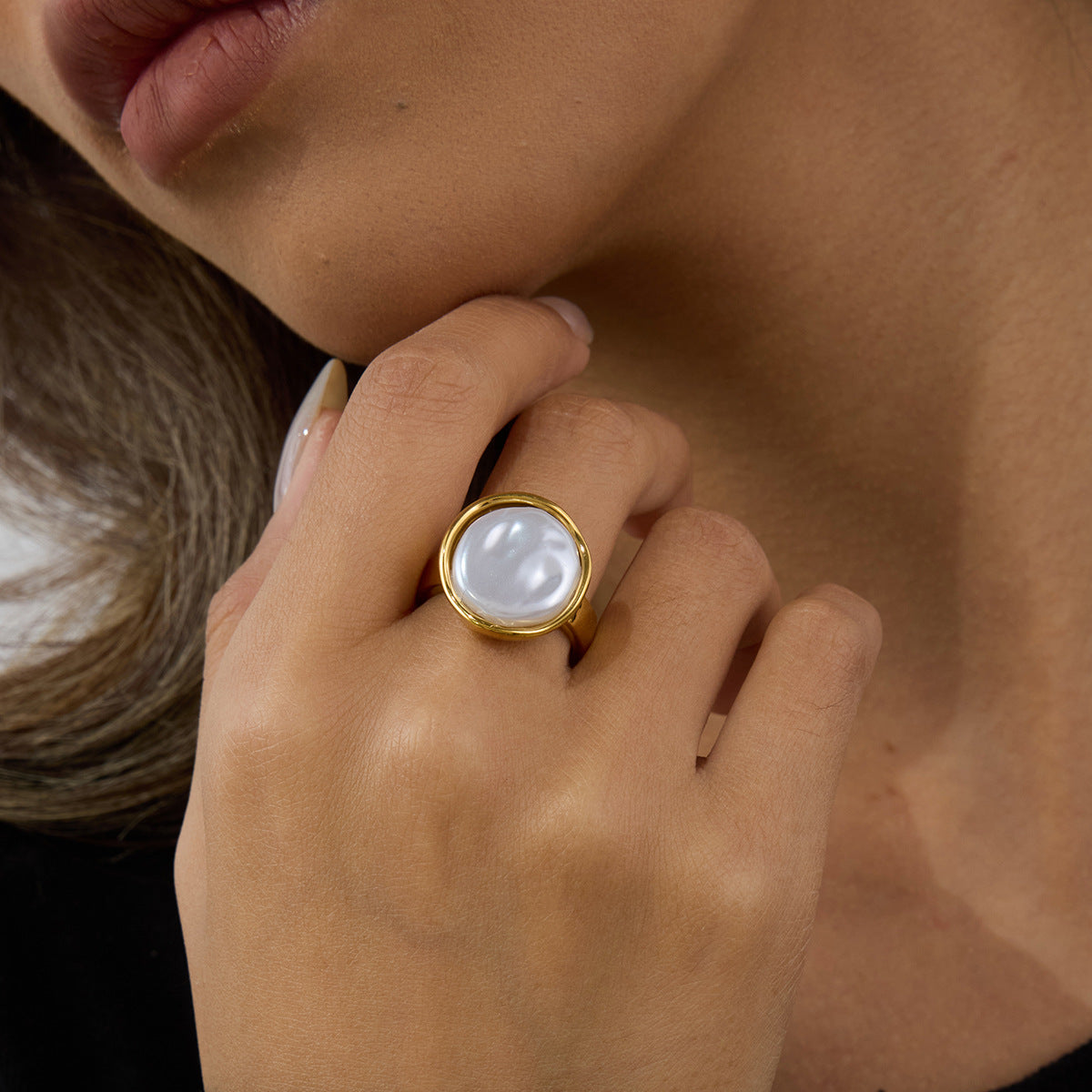 Round Mother of Pearl Ring in Gold