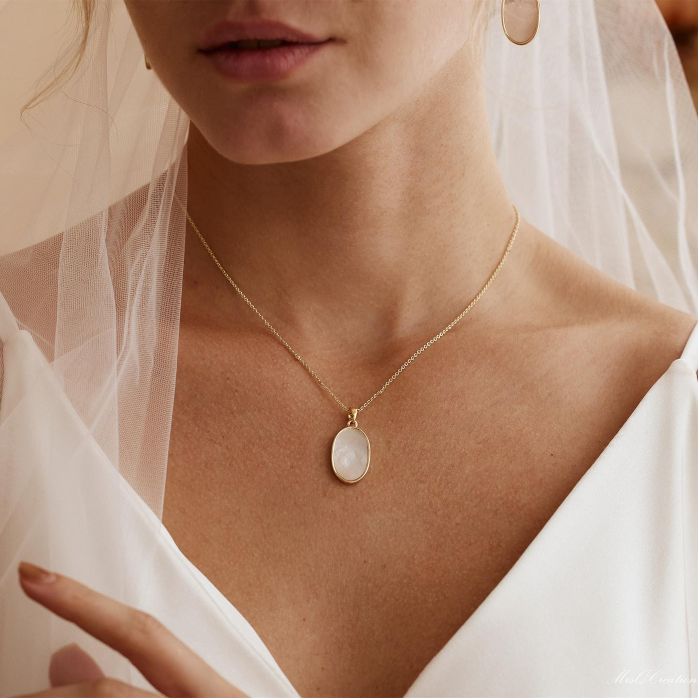 Oval Mother of Pearl Pendant Necklace