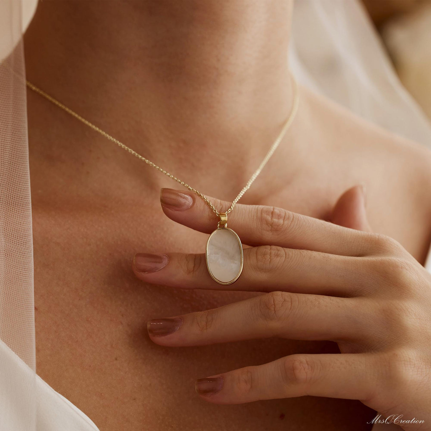 Oval Mother of Pearl Pendant Necklace